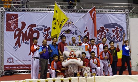 南狮高桩赛由“新加坡艺威体育会”赢得师王宝座。（简源良／大纪元）